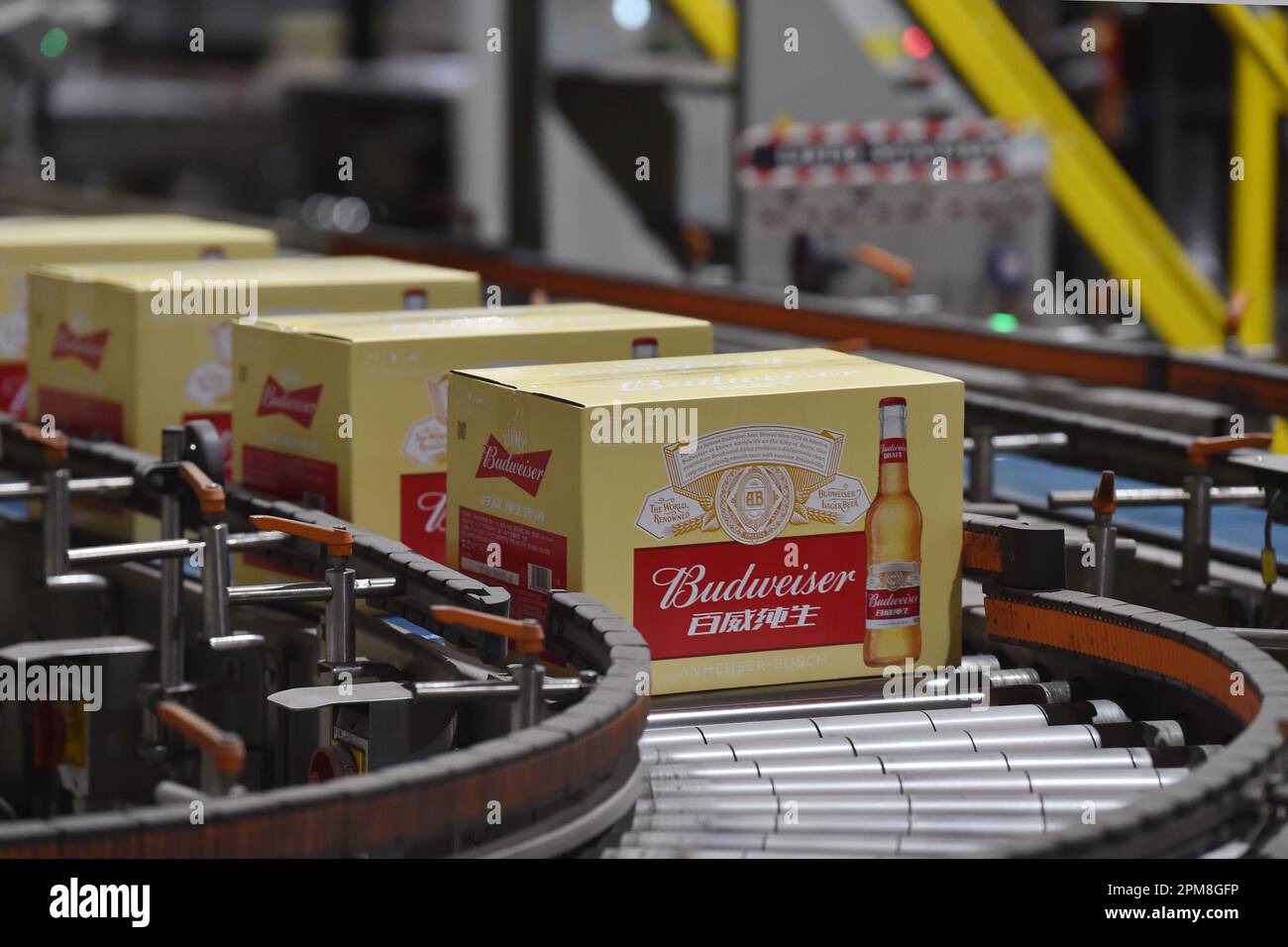 SUQIAN, CHINE - 12 AVRIL 2023 - une chaîne de production automatisée de bière Budweiser est vue dans un atelier de Anheuser-Busch InBev (Suqian) Beer Co LTD Banque D'Images