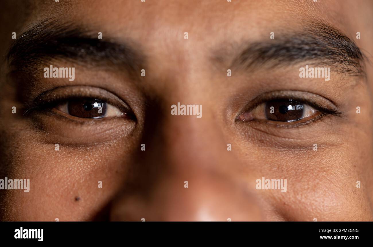 Gros plan portrait du jeune homme biracial avec les yeux bruns en salle de  sport Photo Stock - Alamy