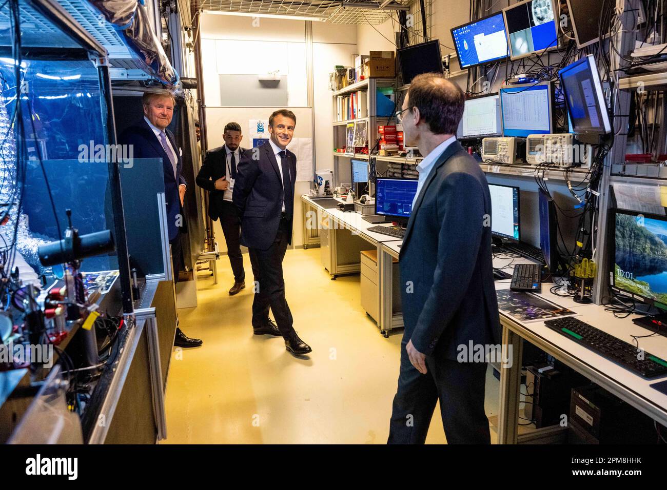 Amsterdam, pays-Bas. 12th avril 2023. AMSTERDAM - le président français Emmanuel Macron et le roi Willem Alexander visitent le laboratoire d'information Quantum Gases & Quantum de l'UVA dans le parc scientifique d'Amsterdam et explorent les possibilités de la technologie quantique. Le couple présidentiel français effectue une visite d'État de deux jours aux pays-Bas. ANP MISCHA SCHOEMAKER POOL netherlands Out - belgium Out Credit: ANP/Alay Live News Banque D'Images