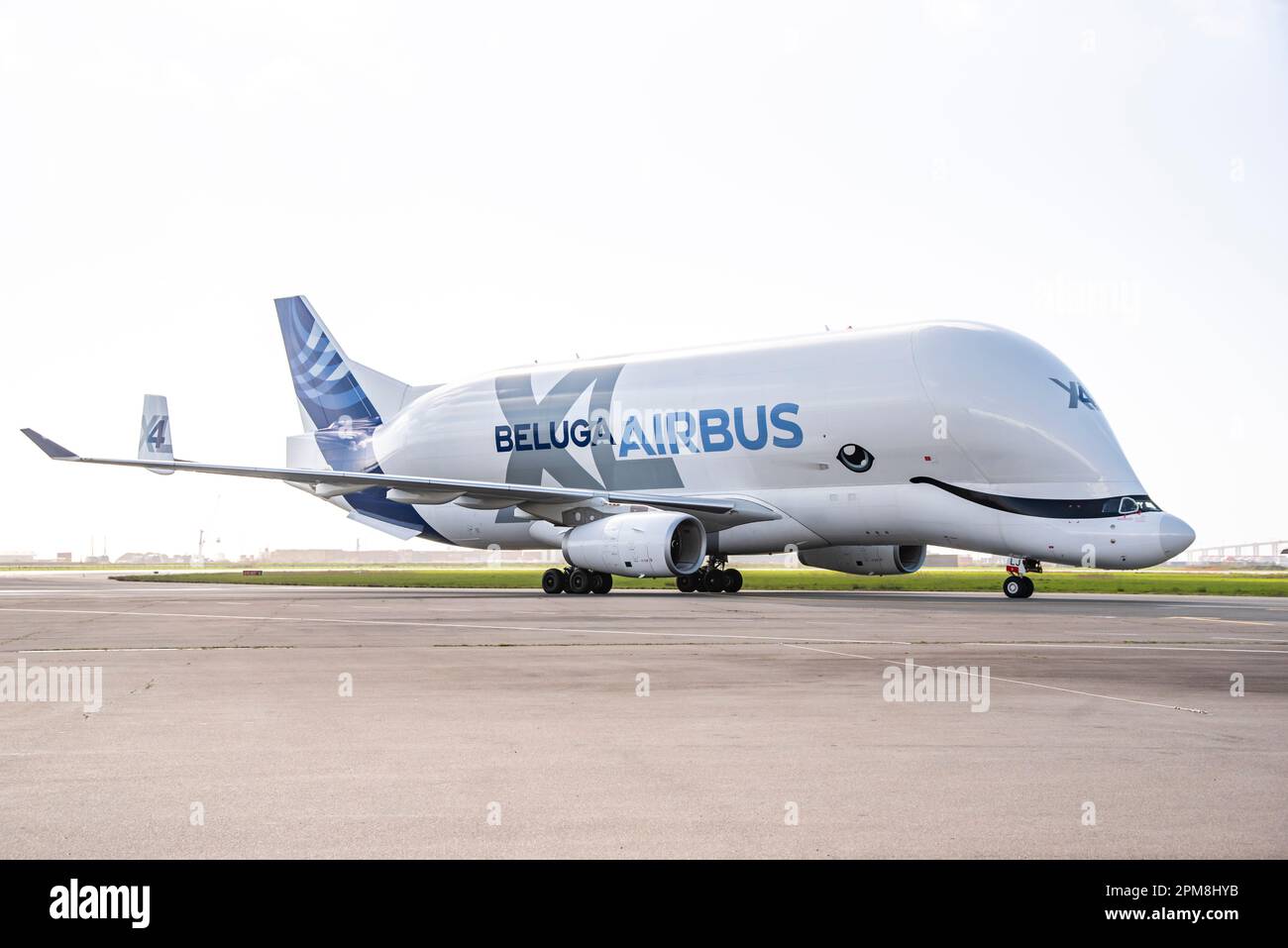 Saint-Nazaire, Francja, 23 mars 2023: Airbus Beluga 4 XL conduite sur le tablier. Banque D'Images