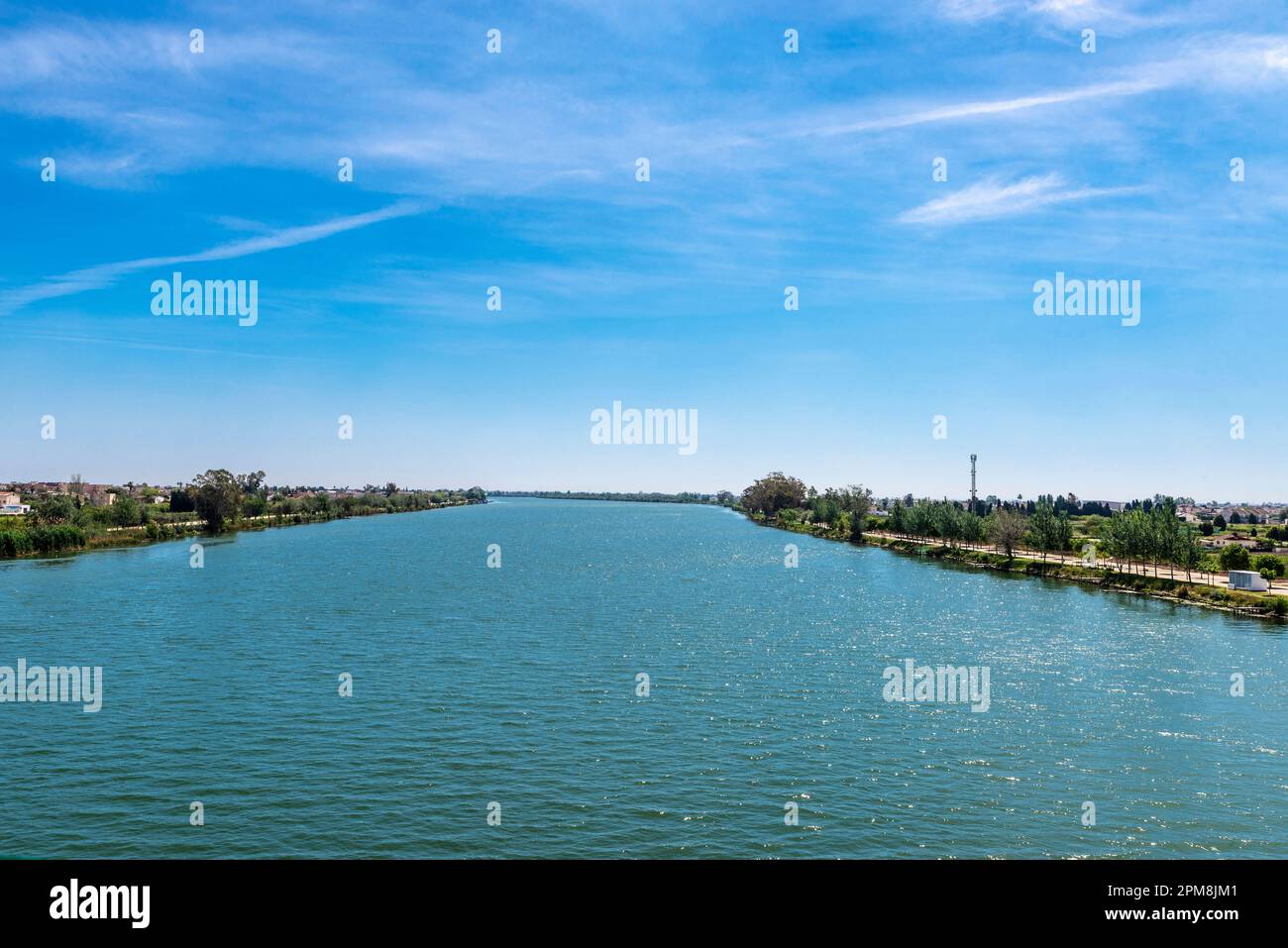 Rivière Ebro à travers le parc naturel du delta de l'Ebro à Sant Jaume d'Enveja, Tarragone; Catalogne; Espagne Banque D'Images