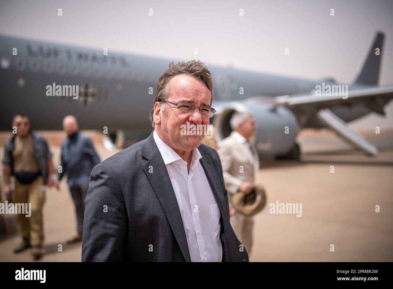 Niamey, Niger. 12th avril 2023. Boris Pistorius (SPD), ministre de la Défense, arrive à l'aéroport. La visite au Niger est le prélude de la visite de plusieurs jours dans la région du Sahel. Credit: Michael Kappeller/dpa/Alay Live News Banque D'Images