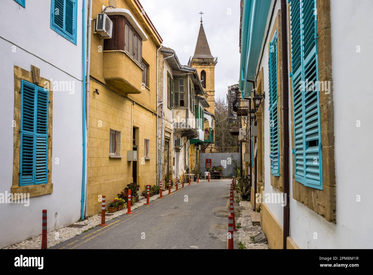 Rue dans la vieille ville de Nicosie. Depuis 1964, une rue à l'impasse qui se termine à la ligne verte. La tour de l'église est déjà dans le sud de la ville divisée, Arabahmet Mahallesi, Chypre Banque D'Images