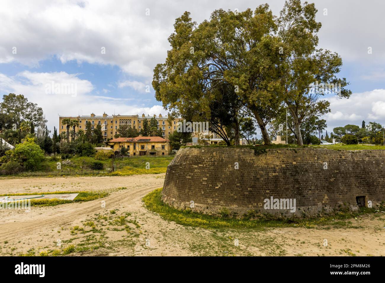 Vue du nord de Nicosie au sud. Sur la droite, des parties du mur vénitien. En arrière-plan, l'ancien hôtel de luxe Ledra Palace. Lefkoşa Türk Belediyesi, Chypre Banque D'Images