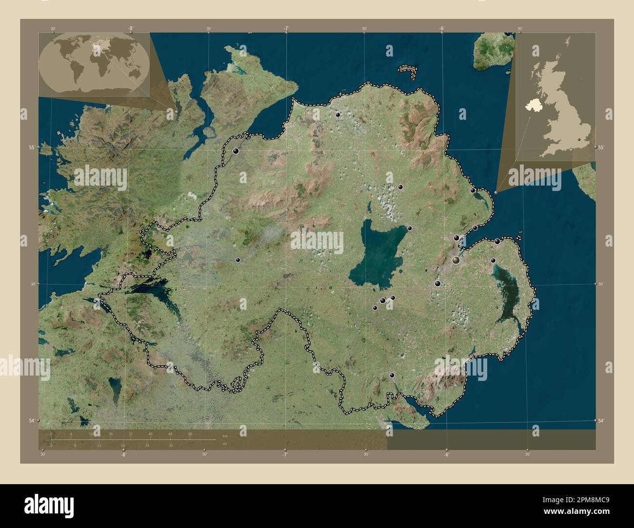 Irlande du Nord, région du Royaume-Uni. Carte satellite haute résolution. Lieux des principales villes de la région. Cartes d'emplacement auxiliaire d'angle Banque D'Images