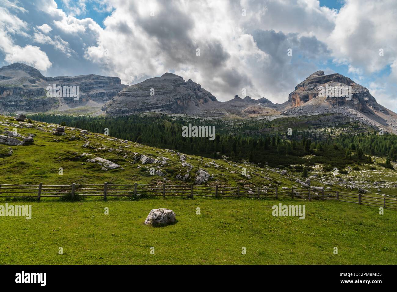 Vue de Ucia Fanes dans la partie supérieure de la vallée de Fanes dans les Dolomites surinf belle journée d'été Banque D'Images