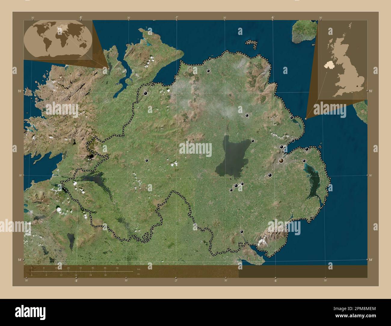 Irlande du Nord, région du Royaume-Uni. Carte satellite basse résolution. Lieux des principales villes de la région. Cartes d'emplacement auxiliaire d'angle Banque D'Images