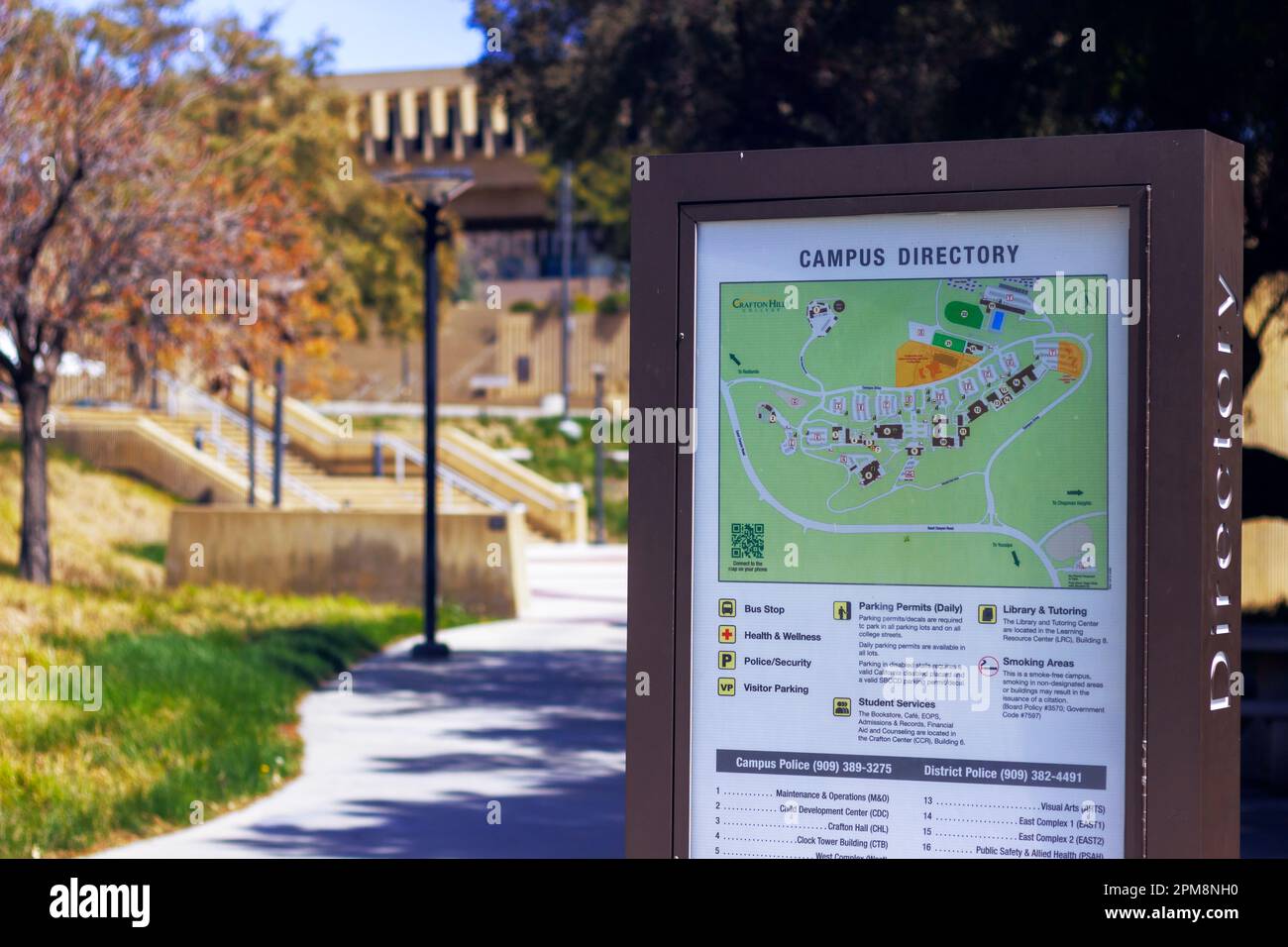 Trouvez votre chemin dans le Crafton Hills College avec ce répertoire du campus présentant le complexe central emblématique en arrière-plan. Localiser facilement les bâtiments Banque D'Images