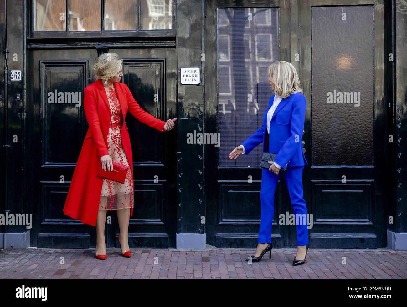 Amsterdam, pays-Bas. 12th avril 2023. AMSTERDAM - la première dame française Brigitte Macron (r) et la reine Maxima visitent la maison d'Anne Frank. Le couple présidentiel français effectue une visite d'État de deux jours aux pays-Bas. ANP POOL ROBIN VAN LONKHUIJSEN pays-bas Out - belgique Out Credit: ANP/Alay Live News Credit: ANP/Alay Live News Banque D'Images