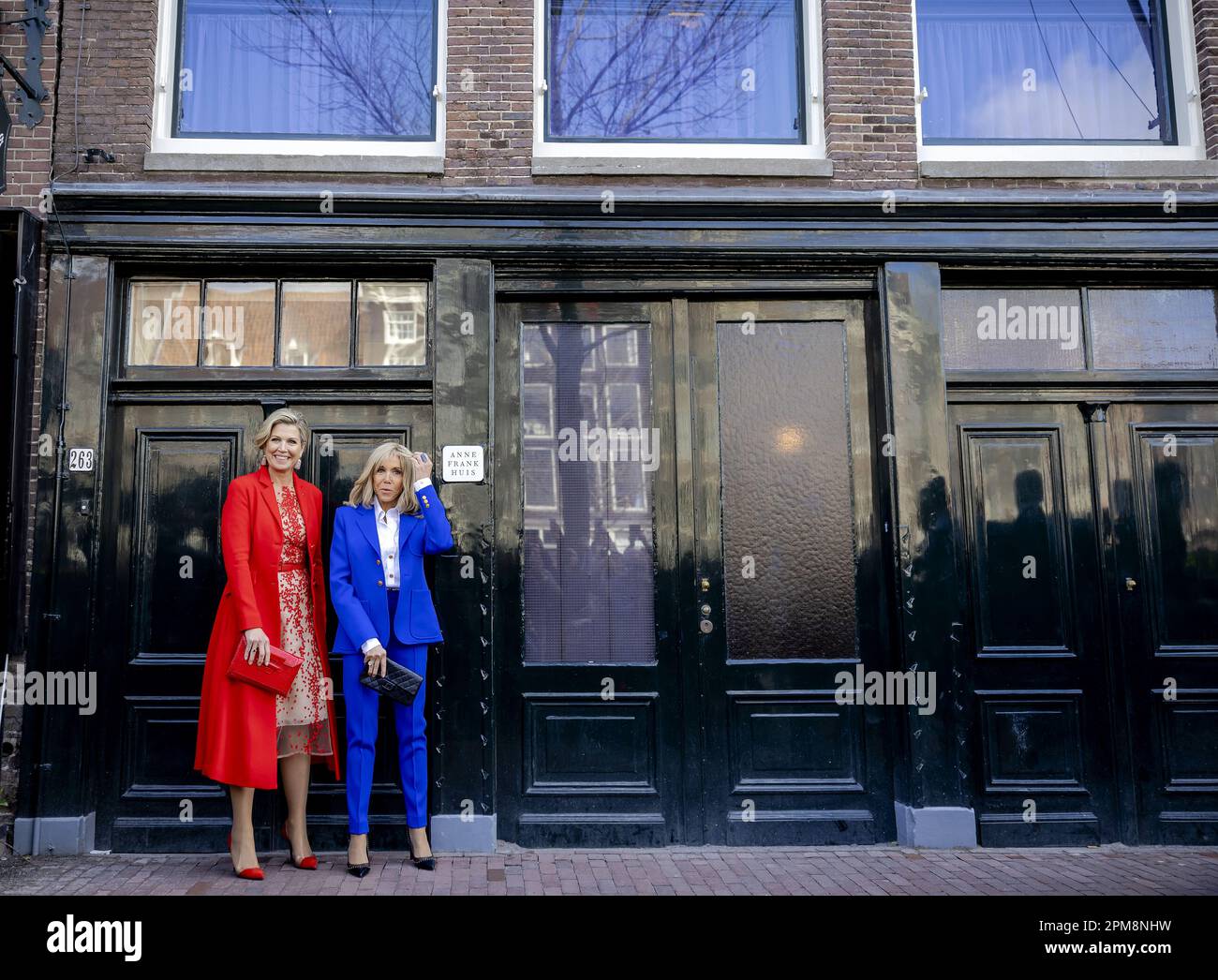 Amsterdam, pays-Bas. 12th avril 2023. AMSTERDAM - la première dame française Brigitte Macron (r) et la reine Maxima visitent la maison d'Anne Frank. Le couple présidentiel français effectue une visite d'État de deux jours aux pays-Bas. ANP POOL ROBIN VAN LONKHUIJSEN pays-bas Out - belgique Out Credit: ANP/Alay Live News Credit: ANP/Alay Live News Banque D'Images