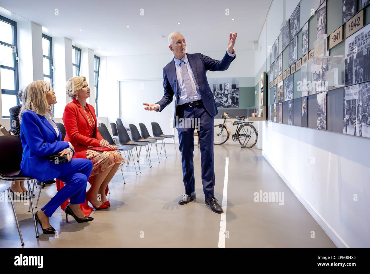 Amsterdam, pays-Bas. 12th avril 2023. AMSTERDAM - la première dame française Brigitte Macron et la reine Maxima visitent la maison d'Anne Frank. Le couple présidentiel français effectue une visite d'État de deux jours aux pays-Bas. ANP POOL ROBIN VAN LONKHUIJSEN pays-bas Out - belgique Out Credit: ANP/Alay Live News Credit: ANP/Alay Live News Banque D'Images