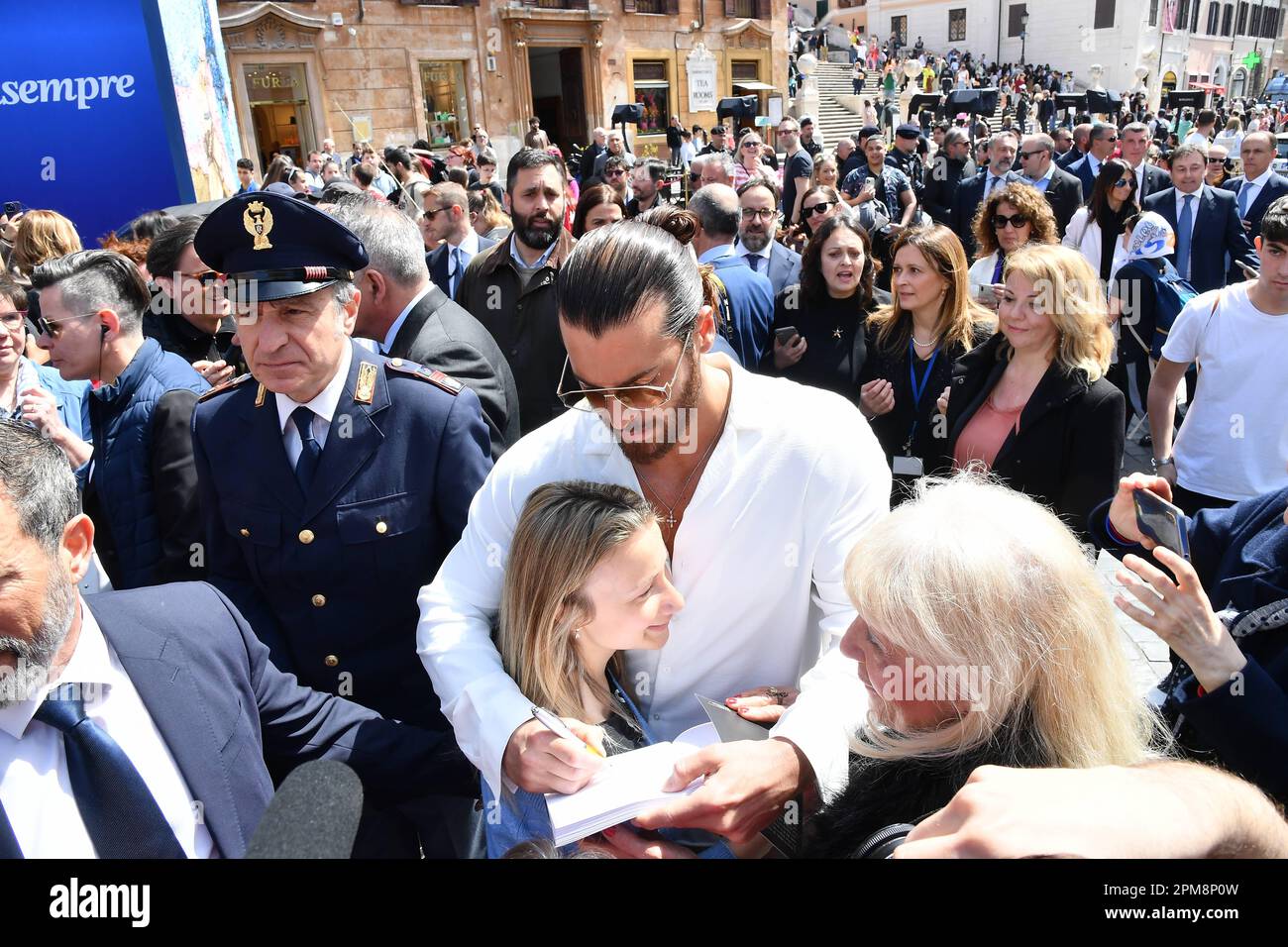 Rome, Italie. 12th avril 2023. Rome . Piazza di Spagna . CAN Yaman devient un donateur . Sur la photo: CAN Yaman devient donneur de sang et continue ainsi son voyage vers le 'social'. Dans la photo CAN Yaman à l'arrivée dans la place crédit: Agence de photo indépendante/Alamy Live News Banque D'Images