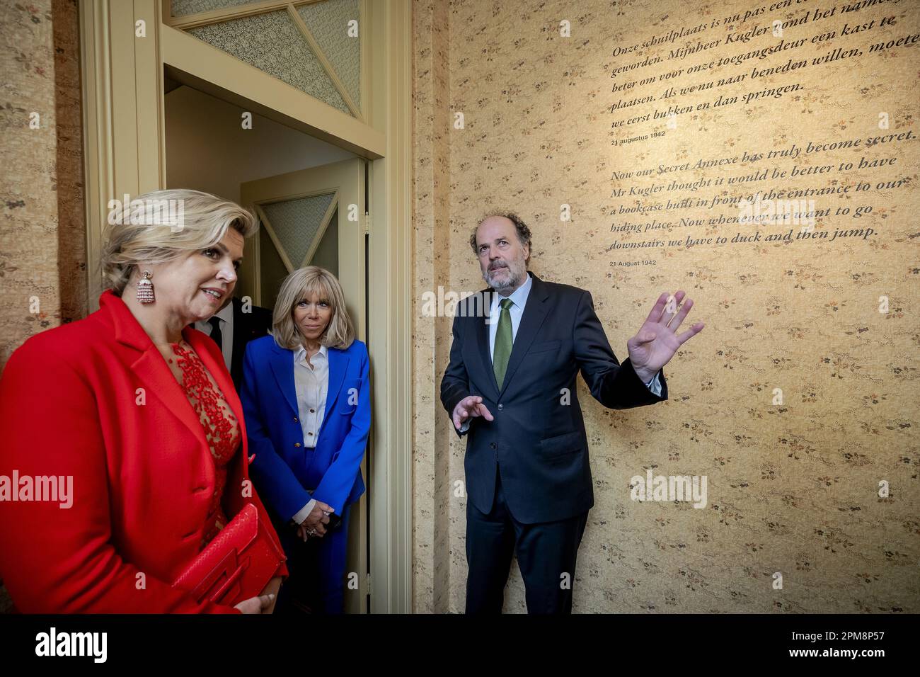 Amsterdam, pays-Bas. 12th avril 2023. AMSTERDAM - la première dame française Brigitte Macron (m) et la reine Maxima visitent la maison d'Anne Frank. Le couple présidentiel français effectue une visite d'État de deux jours aux pays-Bas. ANP POOL ROBIN VAN LONKHUIJSEN pays-bas Out - belgique Out Credit: ANP/Alay Live News Credit: ANP/Alay Live News Banque D'Images