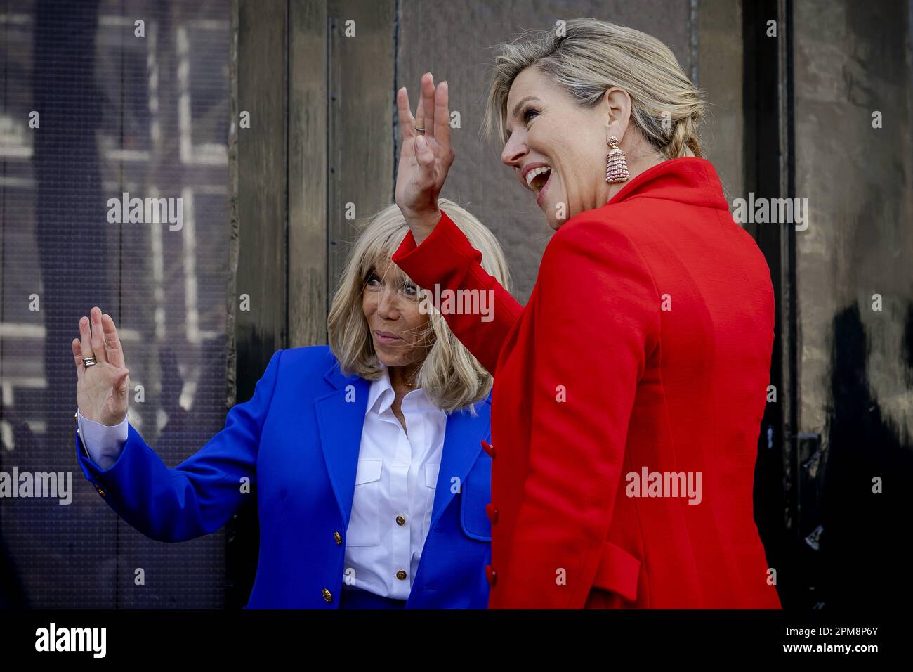 Amsterdam, pays-Bas. 12th avril 2023. AMSTERDAM - la première dame française Brigitte Macron et la reine Maxima visitent la maison d'Anne Frank. Le couple présidentiel français effectue une visite d'État de deux jours aux pays-Bas. ANP POOL ROBIN VAN LONKHUIJSEN pays-bas Out - belgique Out Credit: ANP/Alay Live News Credit: ANP/Alay Live News Banque D'Images