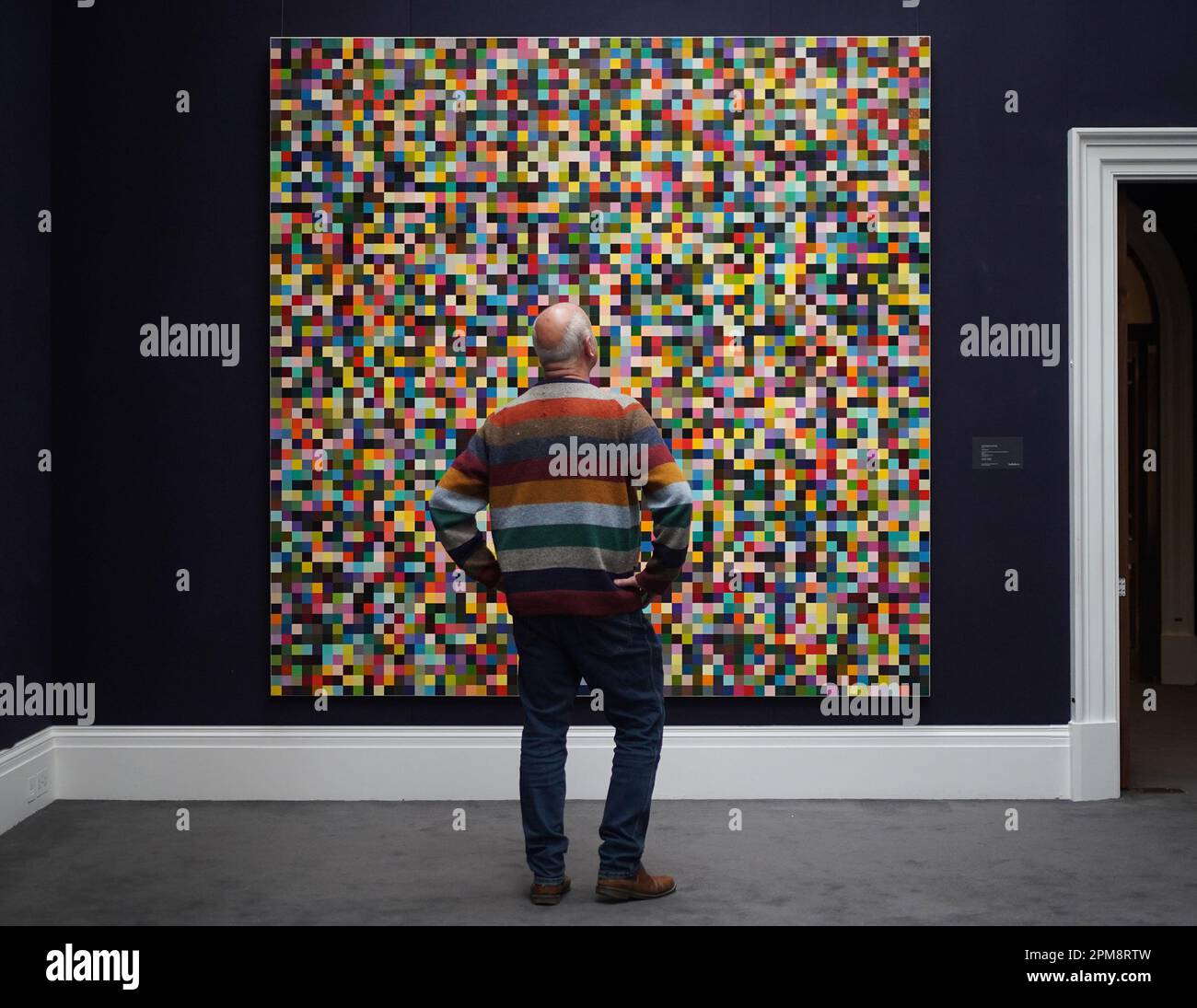 un-visiteur-qui-regarde-le-travail-de-gerhard-richter-4096-farben