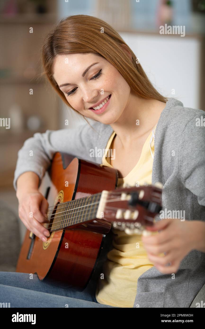 femme tenant une guitare avec ses mains Banque D'Images