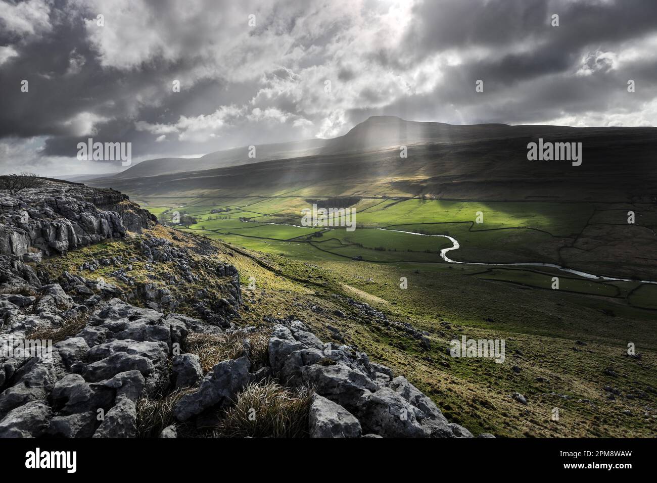 Ingleborough et la rivière Doe vues depuis la cicatrice de Twisleton, Yorkshire Dales, Royaume-Uni Banque D'Images