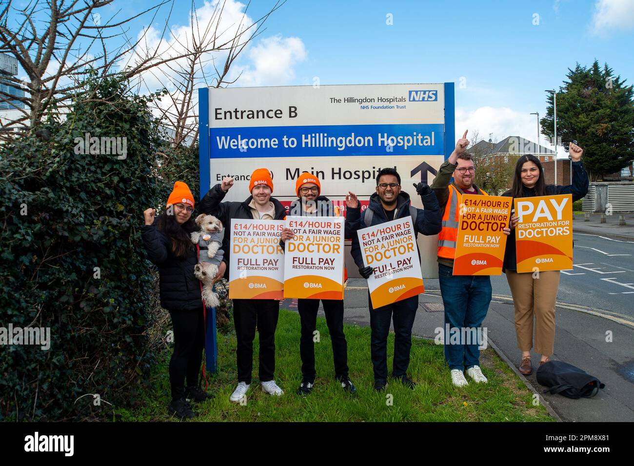 Hillingdon, Royaume-Uni. 12th avril 2023. Chien cookie rejoint les jeunes médecins le deuxième jour de la grève à l'extérieur de l'hôpital Hillingdon, dans l'ouest de Londres. Les médecins juniors de l'Association médicale britannique en Angleterre ont commencé hier une grève de quatre jours dans le cadre d'une dispute permanente sur la rémunération. Les grèves sont la plus longue période d'action industrielle jamais survenue au NHS depuis son début et devraient avoir un « impact catastrophique » sur les listes d'attente du NHS en raison de l'annulation des rendez-vous hospitaliers. Environ 350 000 opérations pourraient être annulées au cours des quatre jours consécutifs de grève. Crédit Banque D'Images