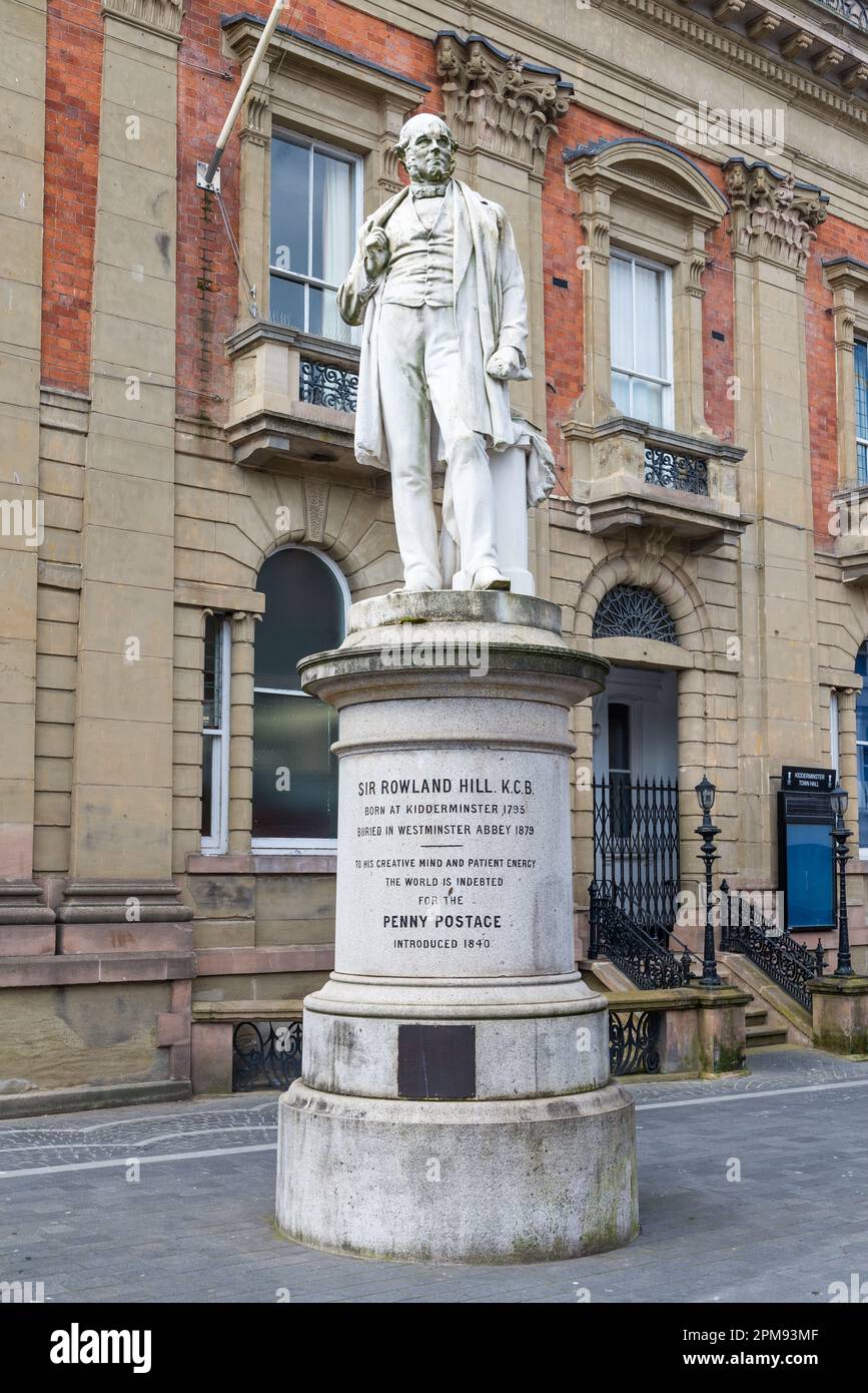 Statue de Sir Rowland Hill devant l'hôtel de ville de Kidderminster, né à Kidderminster et qui a présenté le timbre-poste noir de Penny en 1840 Banque D'Images