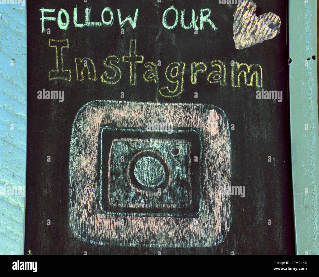 Amour Suivez notre Instagram sur un tableau de craie de café Banque D'Images