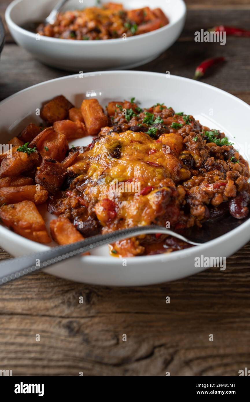 Ragoût de haricots mexicains avec croûte de fromage cheddar et patates douces Banque D'Images