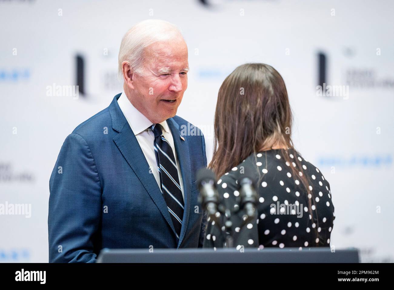 LE président AMÉRICAIN Joe Biden salue Gabrielle Feenan à l'université d'Ulster à Belfast, où il a prononcé son discours d'ouverture lors de sa visite sur l'île d'Irlande. Date de la photo: Mercredi 12 avril 2023. Banque D'Images