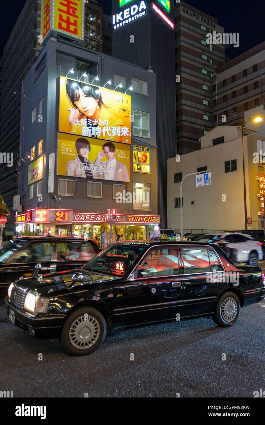 Osaka, Japon - 23 mars 2023 : un taxi dans le quartier de Dotonbori à Osaka, Japon. Banque D'Images