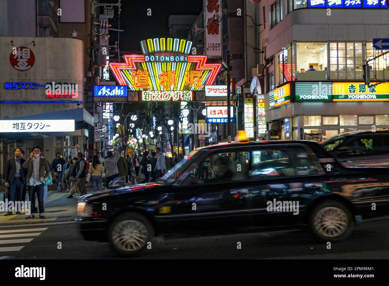 Osaka, Japon - 23 mars 2023 : un taxi dans le quartier de Dotonbori à Osaka, Japon. Banque D'Images