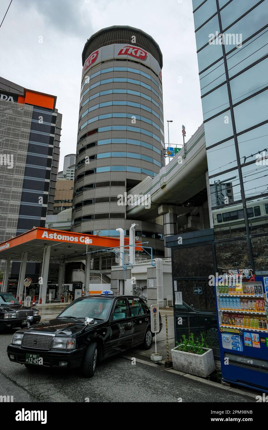 Osaka, Japon - 24 mars 2023 : le bâtiment de la tour de la porte est un bâtiment d'Osaka traversé par un échangeur d'autoroute. Banque D'Images