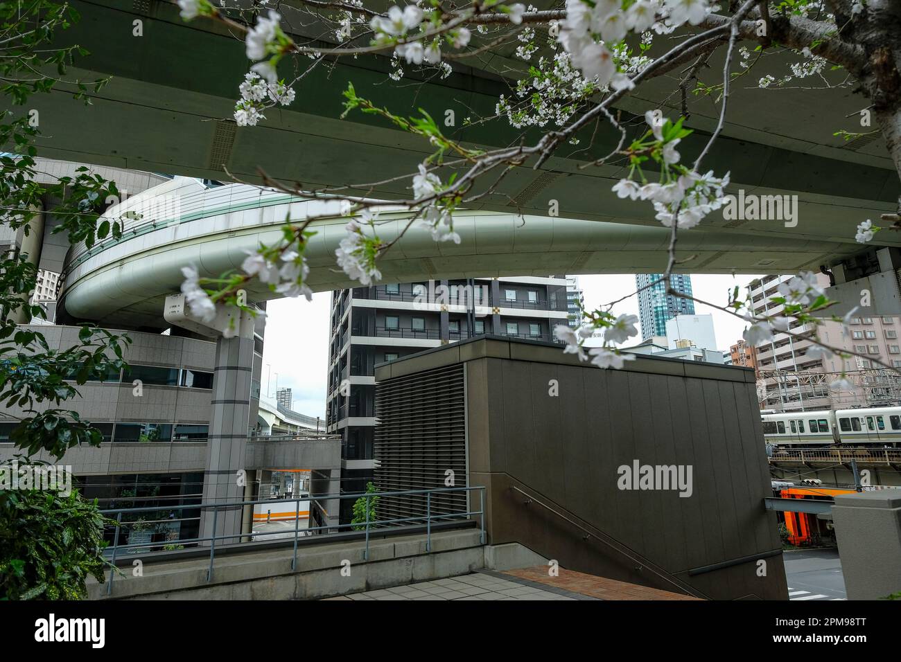 Osaka, Japon - 24 mars 2023 : le bâtiment de la tour de la porte est un bâtiment d'Osaka traversé par un échangeur d'autoroute. Banque D'Images