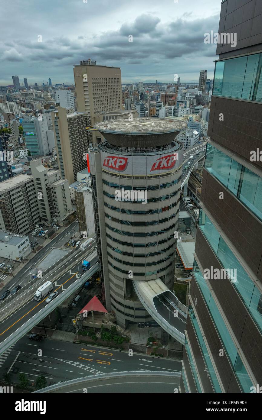 Osaka, Japon - 24 mars 2023 : le bâtiment de la tour de la porte est un bâtiment d'Osaka traversé par un échangeur d'autoroute. Banque D'Images