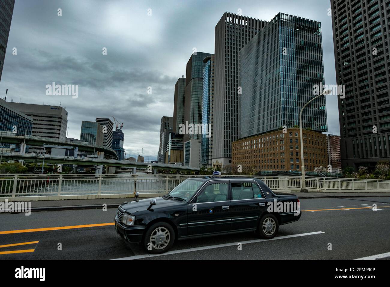 Osaka, Japon - 24 mars 2023 : un taxi dans le pont de Chikuzenbashi à Osaka, Japon. Banque D'Images