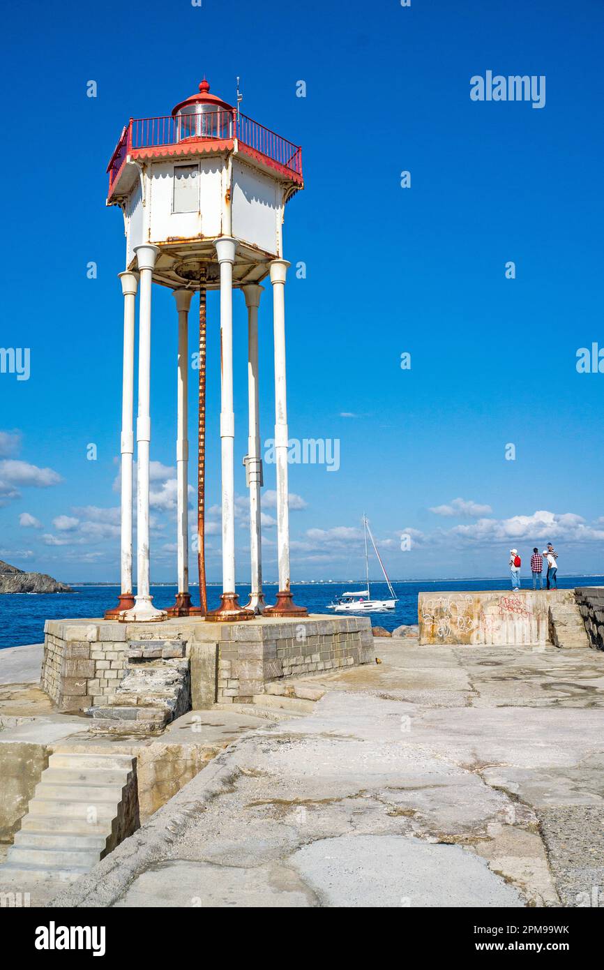 Vieux phare en fer à l'entrée du port de Port Vendres, Pyrénées-Orientales, Languedoc-Roussillon, France du Sud, Europe Banque D'Images