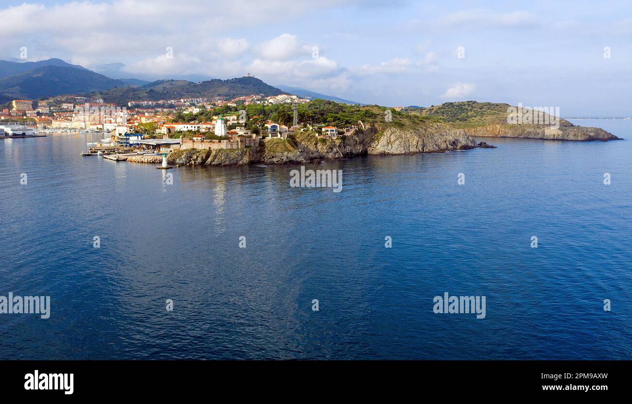 Vieux phare à l'entrée du port de Port Vendres, Pyrénées-Orientales, Languedoc-Roussillon, France du Sud, Europe Banque D'Images