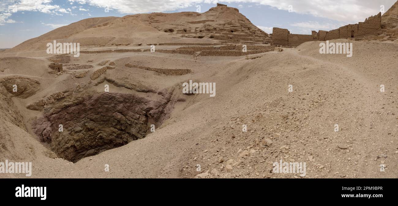 La grande fosse près de Deir el-Médineh, village près de la Vallée des Rois, rive ouest du Nil, Louxor, Egypte Banque D'Images