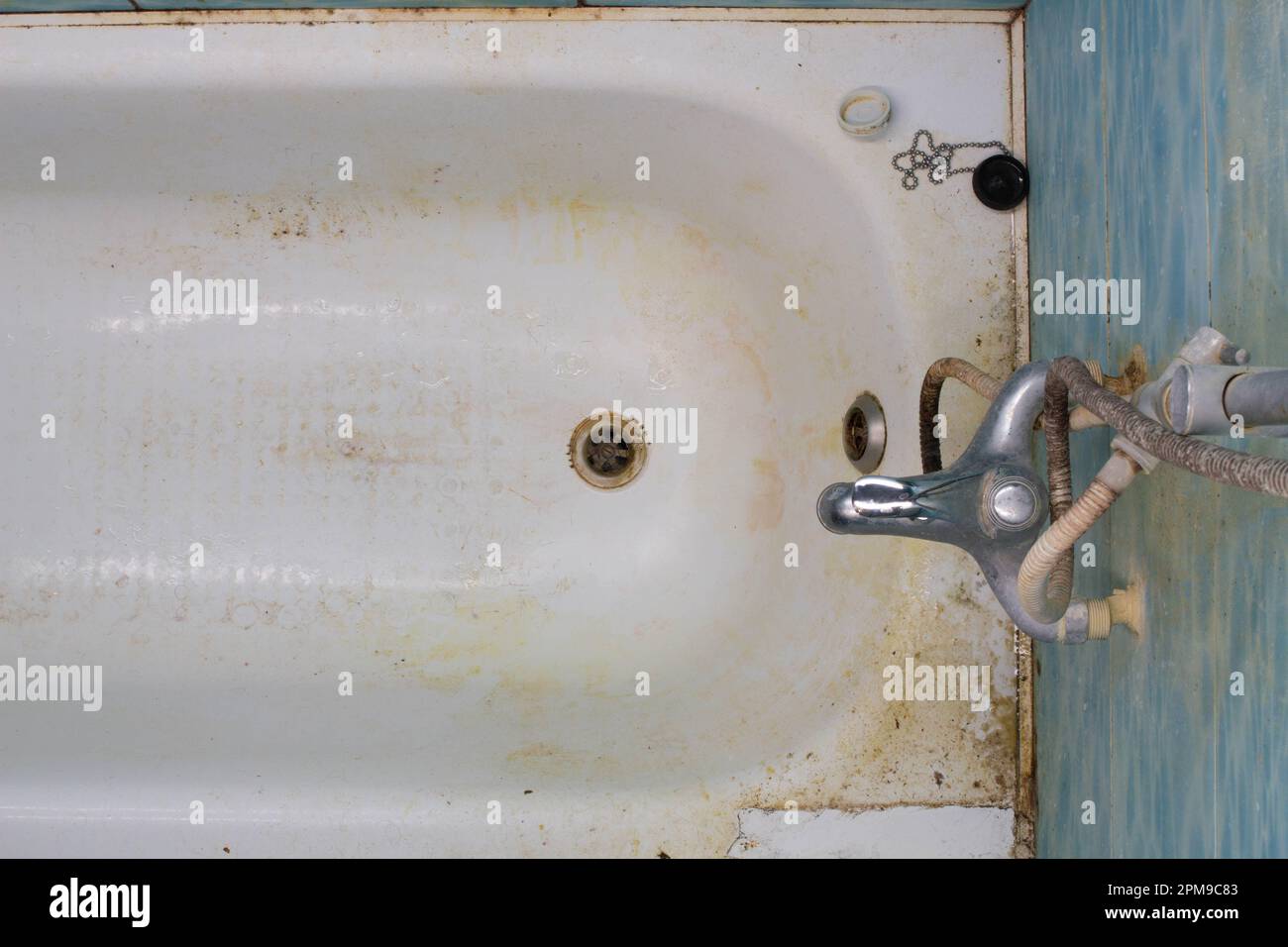 La salle de bains était très sale. Bain très sale, évacuation d'eau, égouts, robinet mélangeur de robinet d'eau, eaux usées, douche de trop-plein. Saleté et rouille dans la salle de bain. Propre Banque D'Images