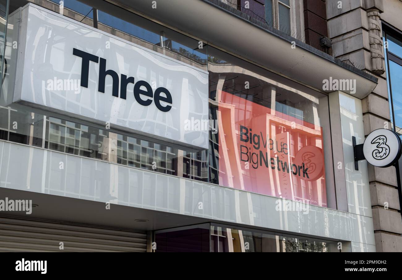 Londres. ROYAUME-UNI- 04.09.2023. Le nom d'une succursale de vente au détail de Three sur Oxford Street. Un réseau mobile national britannique et un fournisseur de services Internet. Banque D'Images