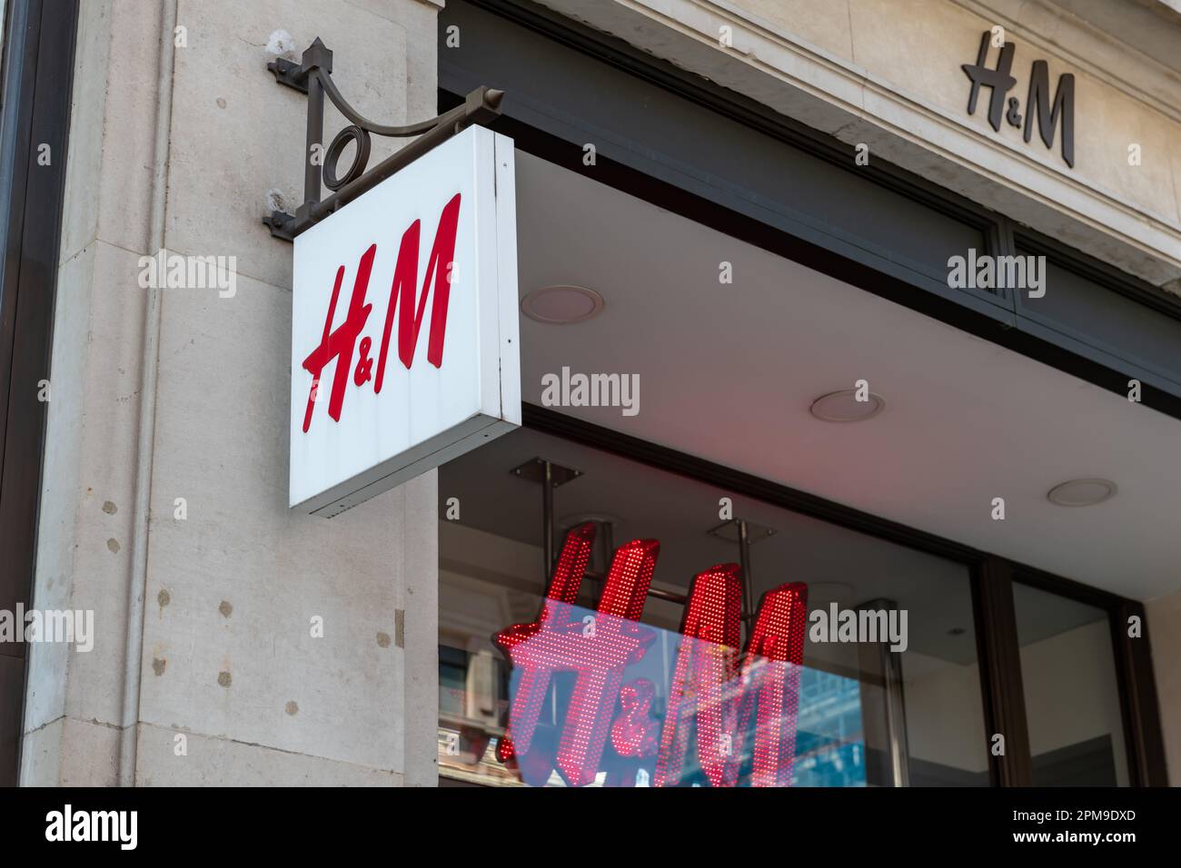 Londres. ROYAUME-UNI- 04.09.2023. Le nom du magasin de détail H et M à Oxford Street. Une marque multinationale suédoise de vêtements. Banque D'Images