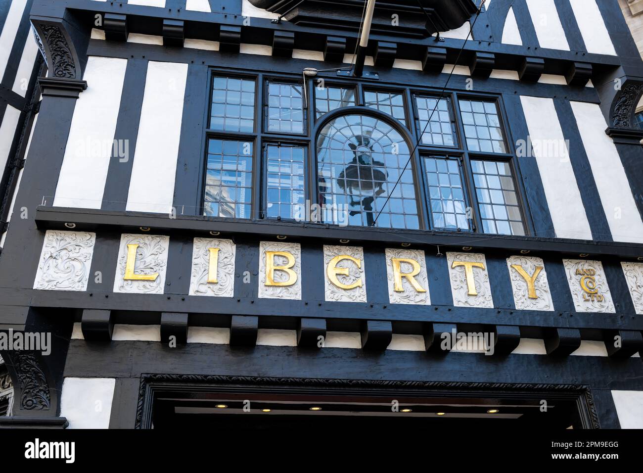 Londres. ROYAUME-UNI- 04.09.2023. Le nom sur la façade du célèbre grand magasin de luxe britannique Liberty. Banque D'Images