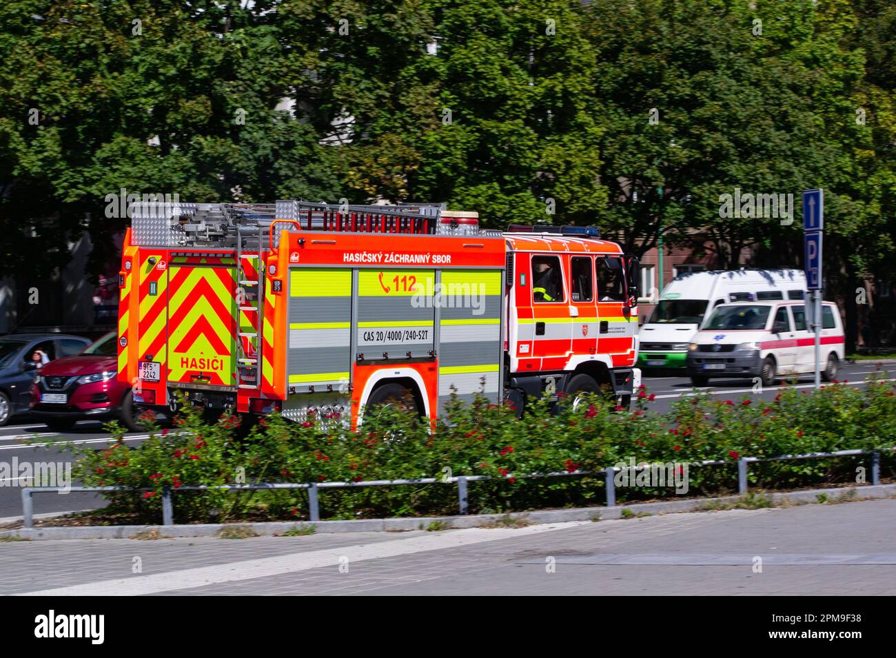 HAVIROV, RÉPUBLIQUE TCHÈQUE - 2 SEPTEMBRE 2022 : camion de brigade de tir Tatra TerrNo1 CAS20 240 S2T à Havirov, République Tchèque avec effet de flou de mouvement Banque D'Images