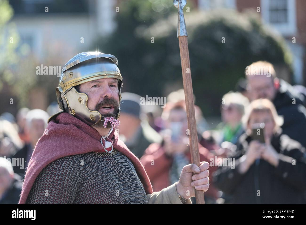 Acteur plas le rôle d'un soldat romain pour les stations de Gloucester de la Croix Pâques Play Banque D'Images