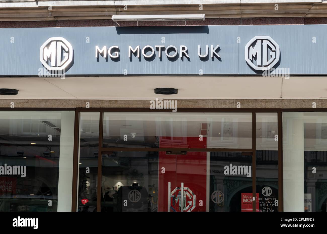 Londres. ROYAUME-UNI- 04.09.2023. Le nom et le logo de la succursale de détail de MG Motors UK à Piccadilly. Banque D'Images