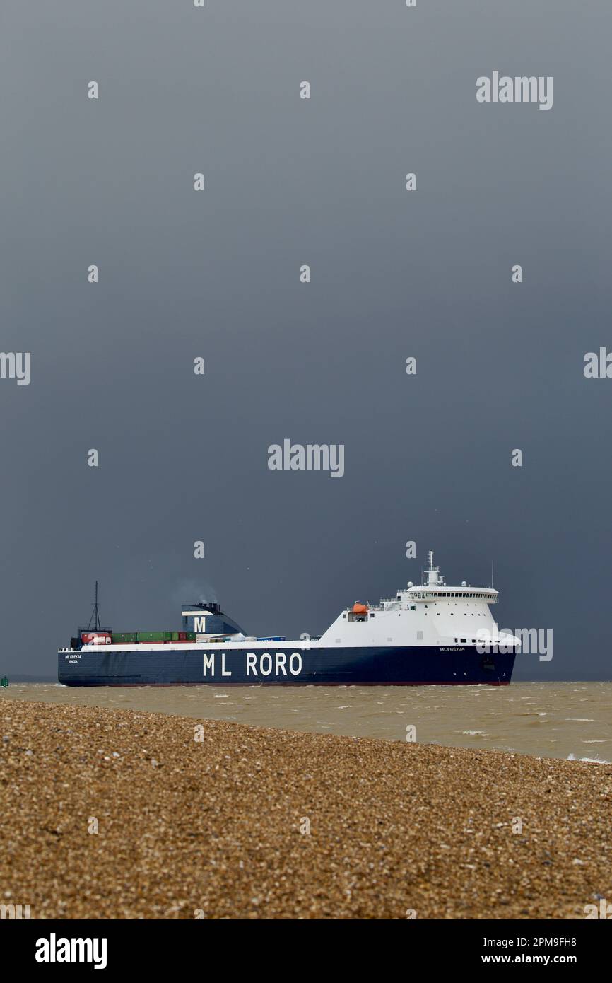 RO-RO (Roll On - Roll Off) cargo ML Freyja entrant dans Harwich Haven sur la route de Harwich Dock sous un ciel orageux. Banque D'Images