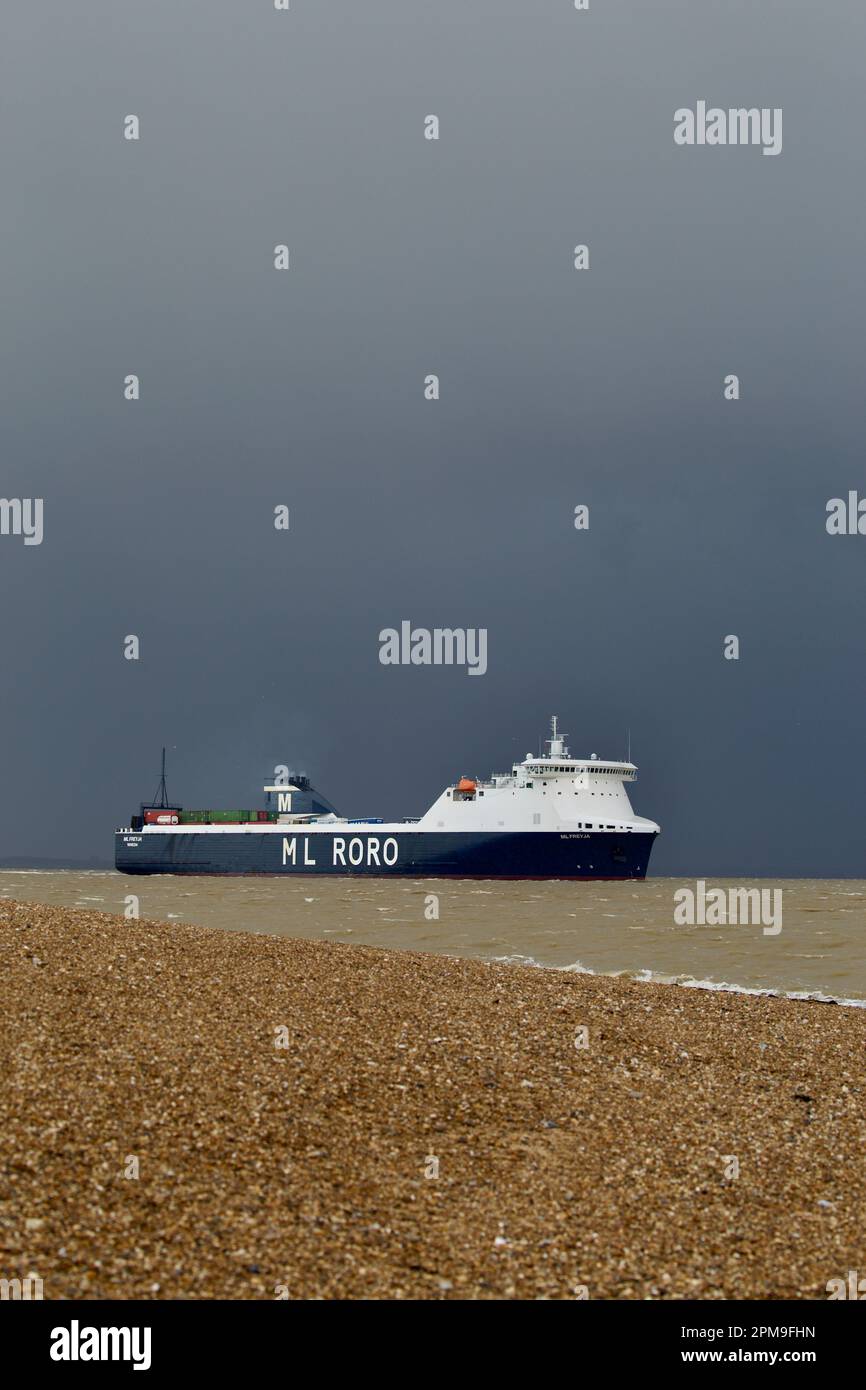 RO-RO (Roll On - Roll Off) cargo ML Freyja entrant dans Harwich Haven sur la route de Harwich Dock sous un ciel orageux. Banque D'Images