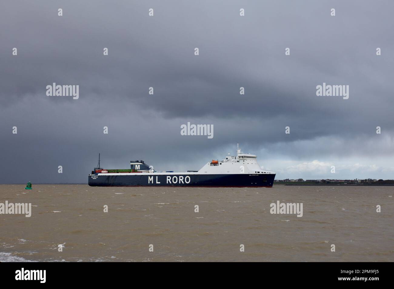 RO-RO (Roll On - Roll Off) cargo ML Freyja entrant dans Harwich Haven sur la route de Harwich Dock sous un ciel orageux. Banque D'Images