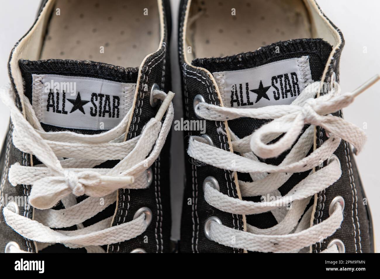 Londres. ROYAUME-UNI- 04.09.2023. Une paire de chaussures décontractées All Star montrant le nom de l'entreprise et le logo de l'étoile. Banque D'Images