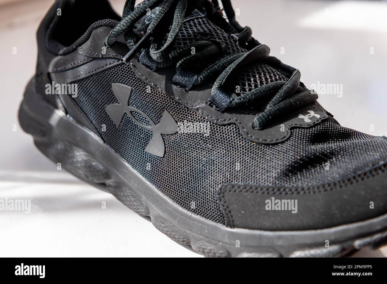 Londres. ROYAUME-UNI- 04.09.2023. Gros plan d'une chaussure de running under Armor montrant le logo de la société, la marque commerciale. Banque D'Images