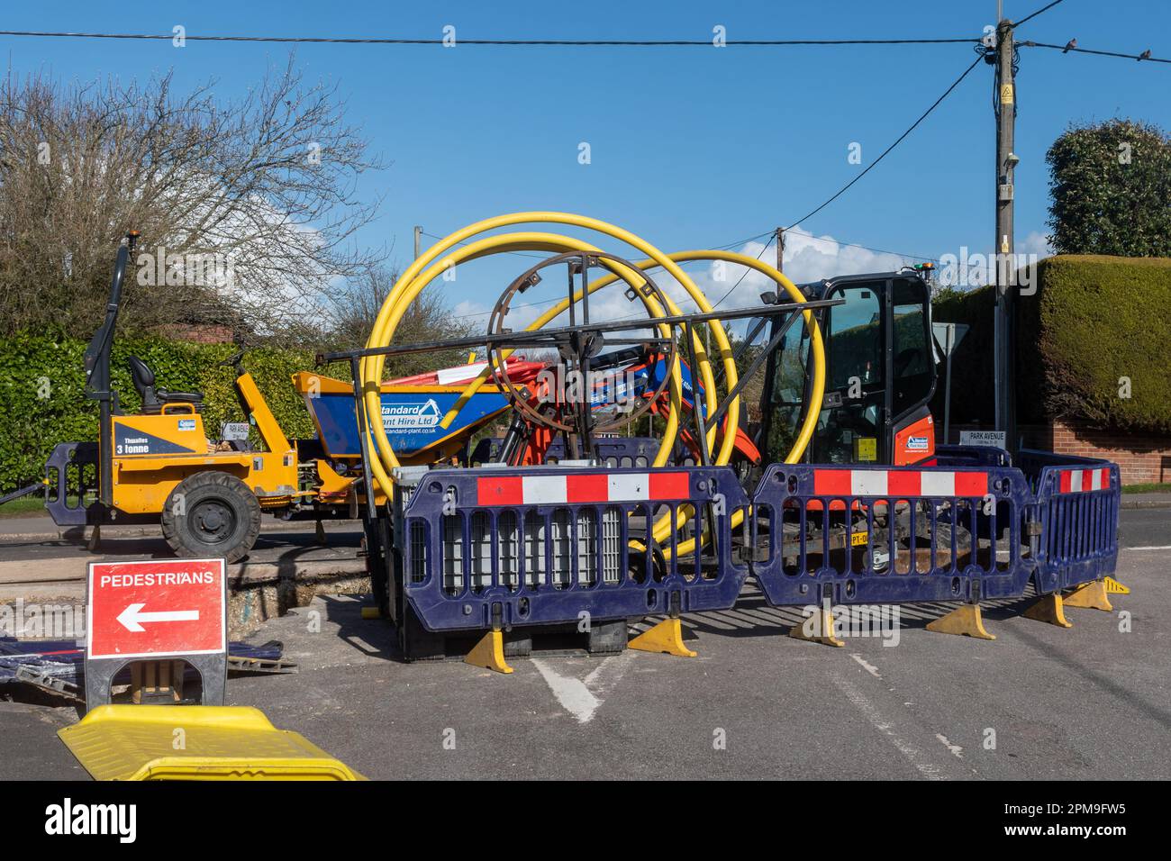 Travaux en raison de la mise à niveau du réseau de gaz. Les anciens tuyaux sont remplacés par de nouveaux tuyaux en plastique à Old BASING, Hampshire, Angleterre, Royaume-Uni, en 2023 Banque D'Images