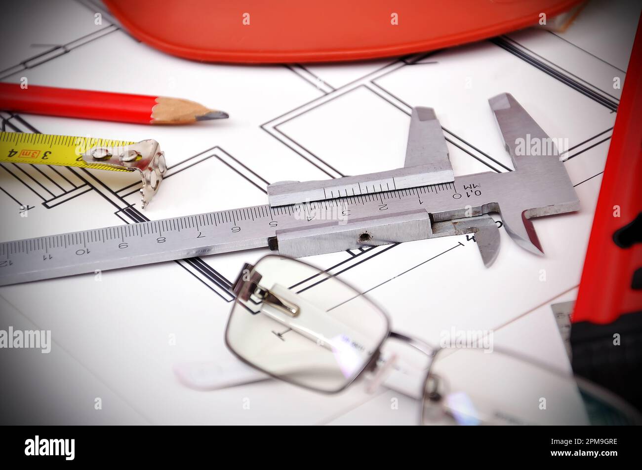 instruments de mesure, crayon et lunettes sur table Banque D'Images