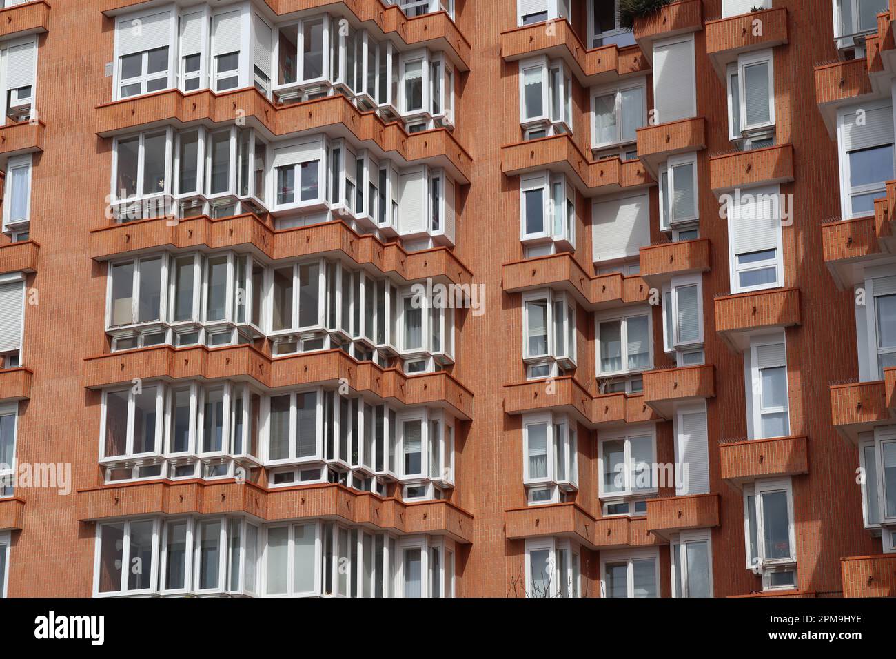 Immeuble résidentiel en briques apparentes, Espagne Banque D'Images